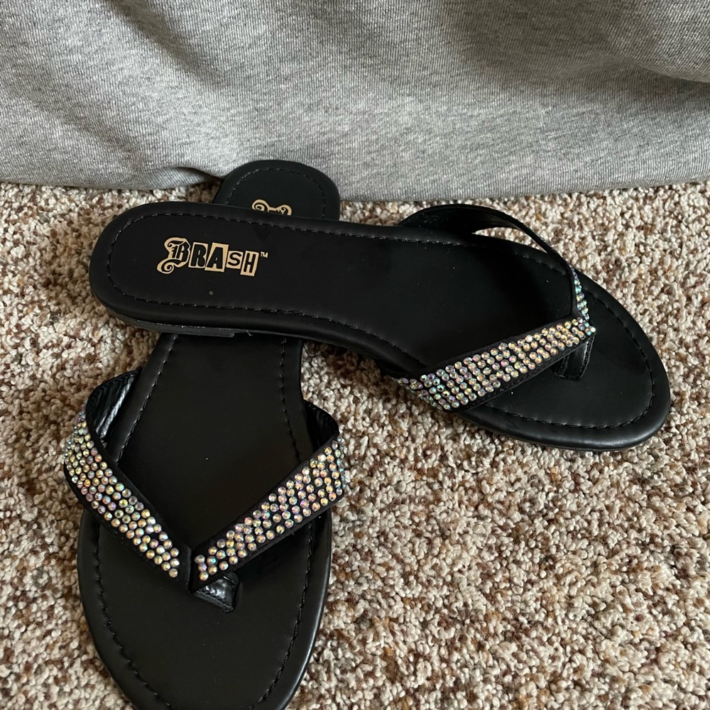Brash Rhinestone Thong Sandals ✨(NEW NEVER WORN)✨